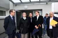 Treffpunkt Fulda-Aschenberg: Beim Presserundgang dabei waren NHW-Geschäftsführerin Monika Fontaine-Kretschmer, Oberbürgermeister Dr. Heiko Wingenfeld (3. v. re.), Stadtbaurat Daniel Schreiner (li.), NHW-Regionalcenterleiter Sascha Holstein (3. v. li.) und Reza Tehrani, NHW-Fachbereichsleiter Modernisierung/Großinstandhaltung. 