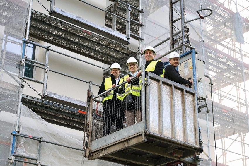 Hoch hinaus: Mit dem Baustellen-Aufzug ging es bis...
