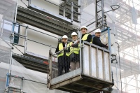 Hoch hinaus: Mit dem Baustellen-Aufzug ging es bis aufs Dach.