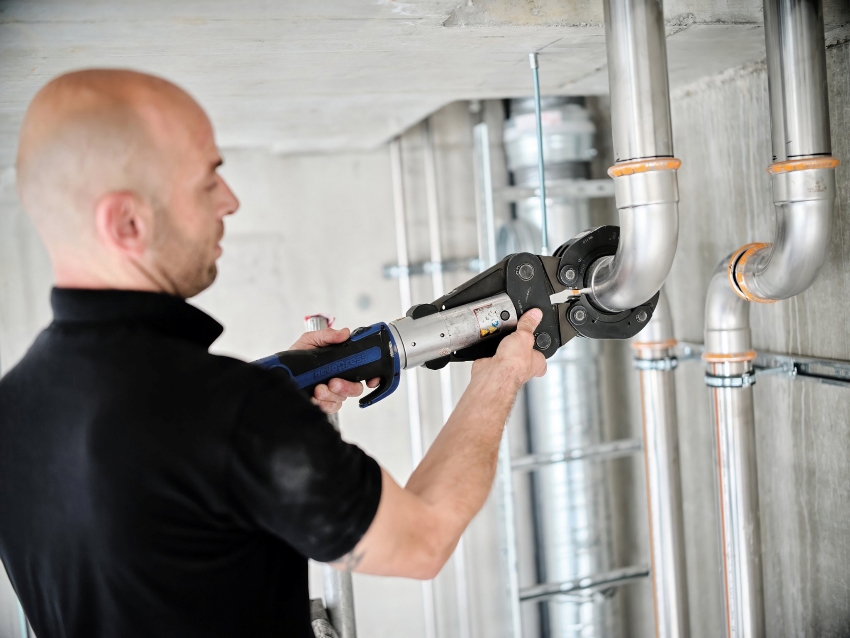 Installateur Danijel Pupic kann für die Verarbeitung...