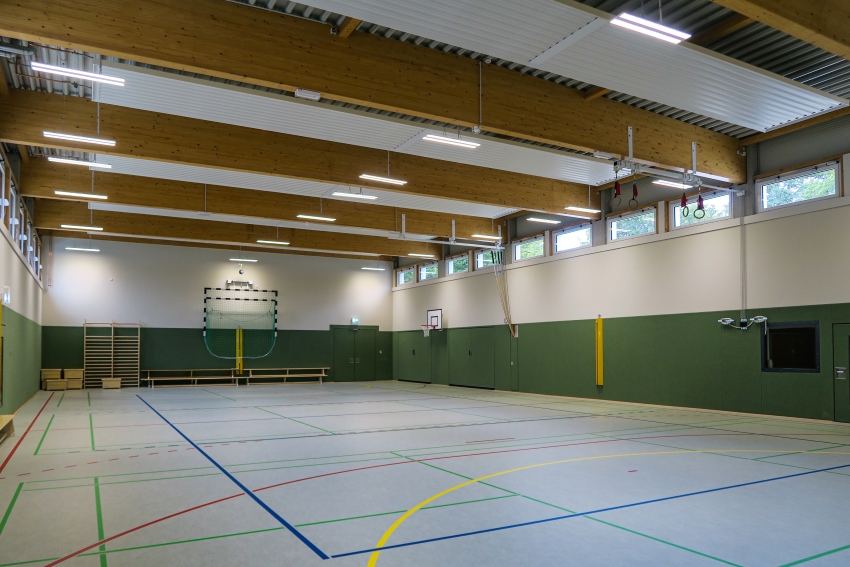 In der Einfeldsporthalle sorgen sechs Deckenstrahlplatten...