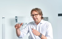 „Man muss das Bad als sozialen Ort begreifen“, sagt Christoph Behling, der Dusch-WCs und Sanitärprodukte für Geberit gestaltet.