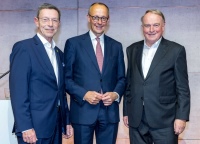 CDU-Vorsitzender und -Kanzlerkandidat Friedrich Merz (Mi.) sprach auf Einladung von Walter Viegener (Viega Holding GmbH & Co.KG; re.) und Dr. Rolf-Eugen König (Geschäftsführer Eugen König GmbH) zur Perspektive des Mittelstands und zur Zukunft der Baubranche.