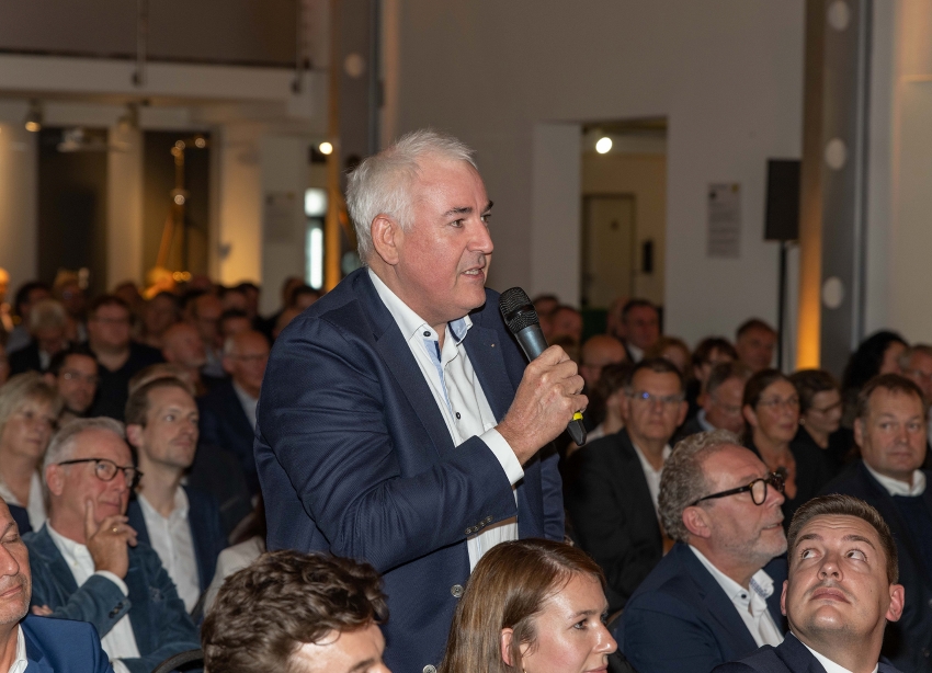 Intensiv nutzten die Besuchenden der Diskussionsveranstaltung...