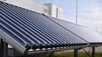 Mit 13,1 m2 Bruttokollektorfläche ist der neue CPC-Vakuumröhrenkollektor von Ritter XL Solar ideal für solarthermische Großanlagen. Solarthermie wird eine zentrale Rolle bei der Dekarbonisierung von Wärmenetzen spielen. <br />Bild: Ritter XL Solar