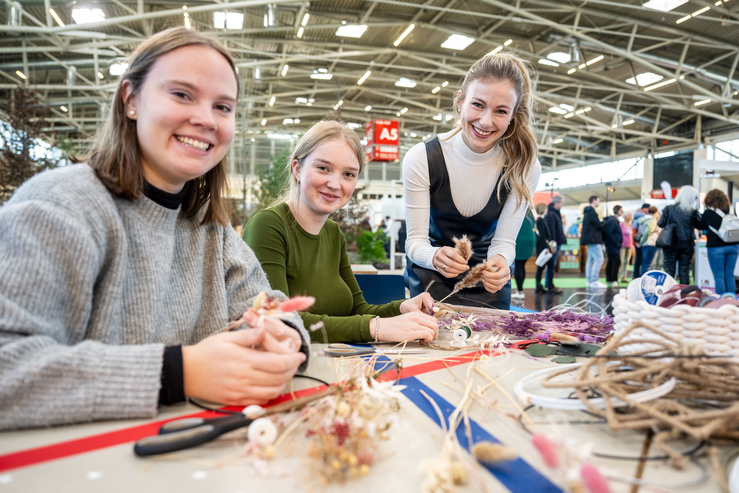 Die Teilnehmer haben sichtlich Spaß beim Trockenblumen-DIY-Workshop...