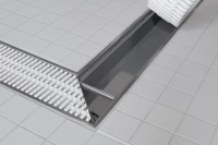 ACO Hygiene-Kastenrinnen HF-S (für die Beckenumrandungen und Duschen) aus Werkstoff Edelstahl 1.4571 mit NKH Profil sowie ACO Rollroste (Kunststoff weiß) mit Rutschhemmung, Schlitzweite 8 mm, speziell für Barfußbereiche.<br />