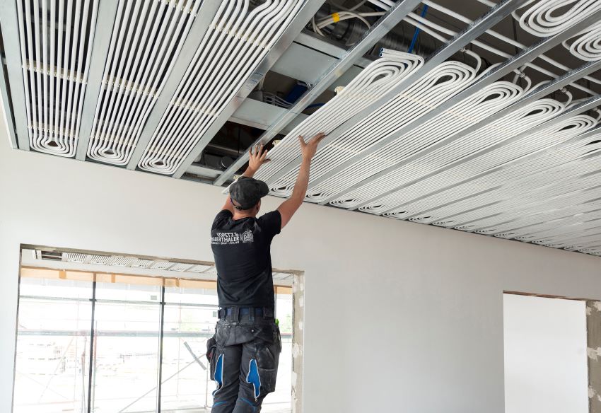 Der Installateur befestigt die Heizund Kühlelemente...