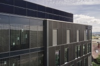 Die Gebäudehülle als Minikraftwerk: Beim Drees & Sommer-Neubau OWP 12 wurden auf knapp 700 Quadratmetern Fassadenfläche bauwerkintegrierte PV-Elemente umgesetzt.<br />Bild: Drees & Sommer SE<br />Fotograf: Jürgen Pollak