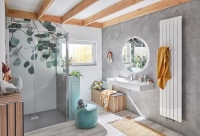 Verleihen dem Bad eine erfrische Optik und eine persönliche Note: die großflächigen Dekorplatten RenoDeco mit dem Motiv „Eukalyptus“, kombiniert mit zurückhaltenden Oberflächen von RenoDeco im Sichtbeton-Look.