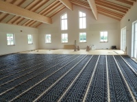Einfach und ohne Estrich zu verlegen – das PYD-ALU FLOOR Trocken.<br />Bild: PYD-Thermosysteme