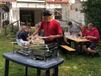 Besser durch richtige Pausen: Beim gewerkübergreifenden Mittagessen kommen die Profis der verschiedenen Disziplinen zusammen, lernen sich kennen und vertrauen und können so gut aufeinander abgestimmt zusammenarbeiten.<br />Bilder: Renaldo