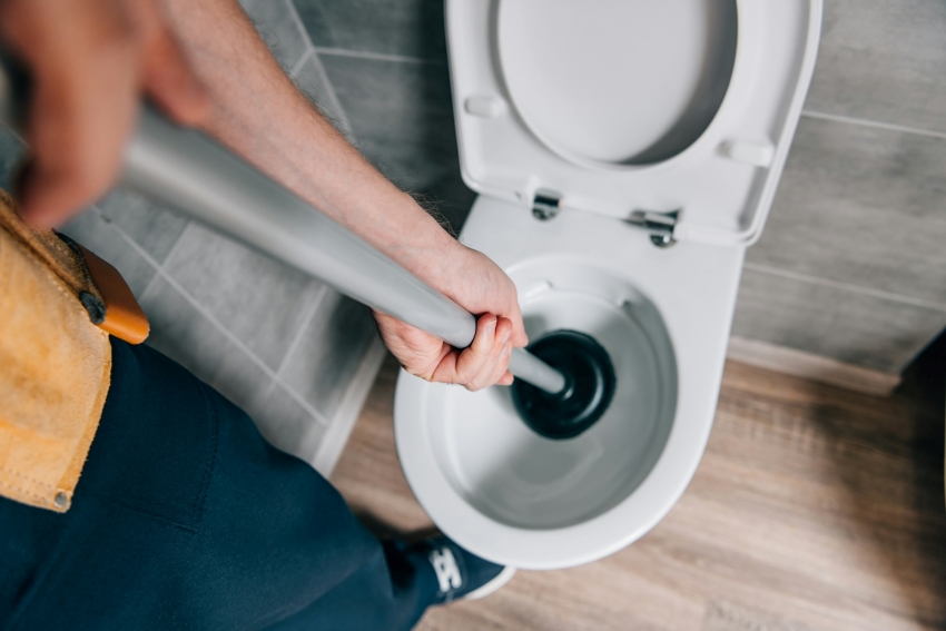 Bild:kanalservice-magazin.de/wp-content/uploads/2024/04/cropped-shot-of-male-plumber-using-plunger-and-cleaning-toilet-in-bathroom.jp...