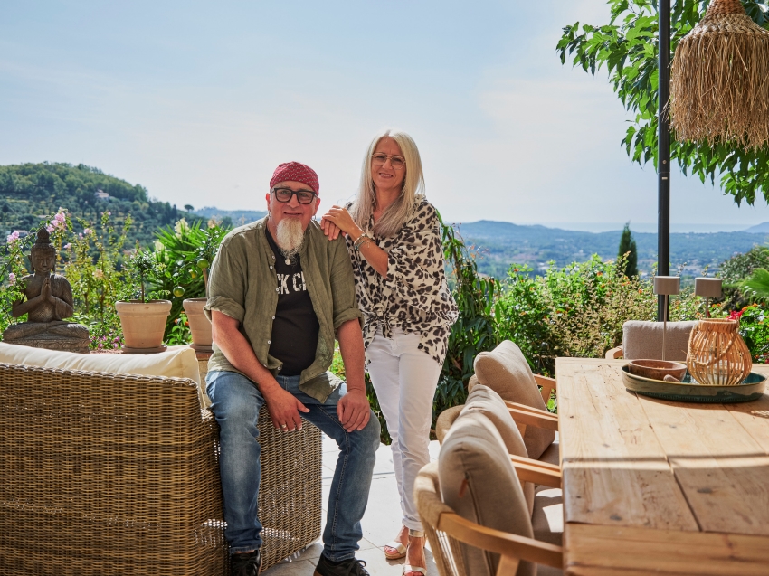 Familie Marquard auf der Terrasse mit Blick in die...