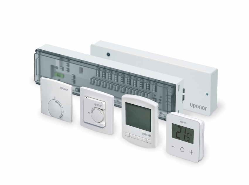 Die neuen Uponor Base Regler lassen sich einfach installieren...