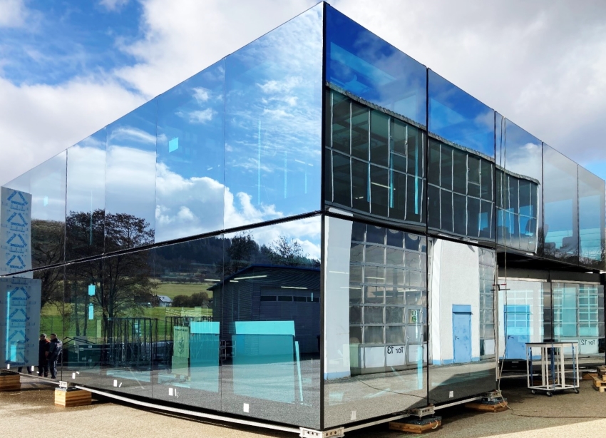 Die McLaren Race Base ist mit spiegelnden Glasscheiben...