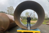 Mit der Werkserweiterung können nun Tanks mit bis zu 4 Meter Durchmesser gebaut werden. Die beeindruckende Dimension zeigt sich im Vergleich mit Betriebsleiter Patrick Laverenz. 