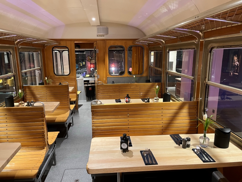 Im Oldtimerzug können die Gäste frühstücken.