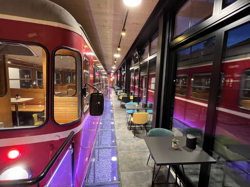 m Hotelfoyer steht eine original Esslinger Eisenbahn...