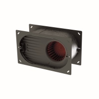 Hinter dem ansprechenden und dezent gehaltenen Design-Abdeckgitter befinden sich ein geräuscharmer Ventilator, der Volumenströme von 0, 30, 50 oder 60 m3/h erlaubt, sowie speziell geformte Schaumbauteile zur Reduktion von Telefonieschall und Betriebsgeräuschen.