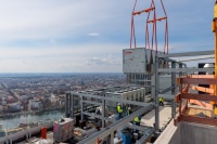 Mitsubishi Electric bietet vom Einfamilienhaus über den Geschosswohnungsbau bis hin zu gewerblichen und industriellen Objekten das benötigte Komplett-Spektrum an förderfähigen Wärmepumpen mit wenigen Kilowatt bis hin zu mehreren Megawatt Heizleistung. Darüber hinaus steht die gesamte System-Peripherie sowie ein erfahrenes Service- und Planungsteam für Fachplaner und Fachhandwerker zur Verfügung.<br />Bilder: Mitsubishi Electric<br />