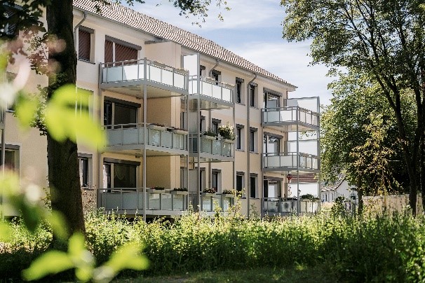 Die Sanierungsmaßnahmen reichten von neuen Dächern,...