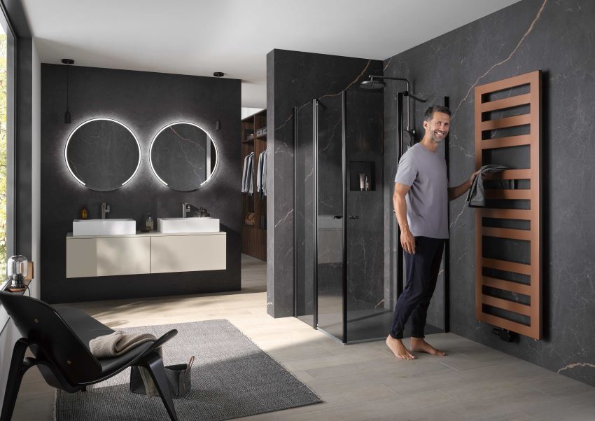 Heizkörper sind heute längst nicht mehr nur funktionale Wärmespender. Im modernen Badezimmer dienen sie auch als hochwertiges Designelement. Angenehme Raumwärme und optische Wärme zugleich verbreiten Designheizkörper in Kupfer, wie das Modell Semprio von HSK im cleanen Look mit flachen Lamellen. Durch die praktische Anordnung der Heizrohre bietet er ausreichend Zwischenraum für das Trocknen und Anwärmen von Handtüchern. Neben dem Modell Semprio sind viele weitere HSK Designheizkörper in der Sonderfarbe Kupfer erhältlich. <br />Bilder: HSK Heizkörper sind heute längst nicht mehr nur funktionale Wärmespender. Im modernen Badezimmer dienen sie auch als hochwertiges Designelement. Angenehme Raumwärme und optische Wärme zugleich verbreiten Designheizkörper in Kupfer, wie das Modell Semprio von HSK im cleanen Look mit flachen Lamellen. Durch die praktische Anordnung der Heizrohre bietet er ausreichend Zwischenraum für das Trocknen und Anwärmen von Handtüchern. Neben dem Modell Semprio sind viele weitere HSK Designheizkörper in der Sonderfarbe Kupfer erhältlich. <br />Bilder: HSK