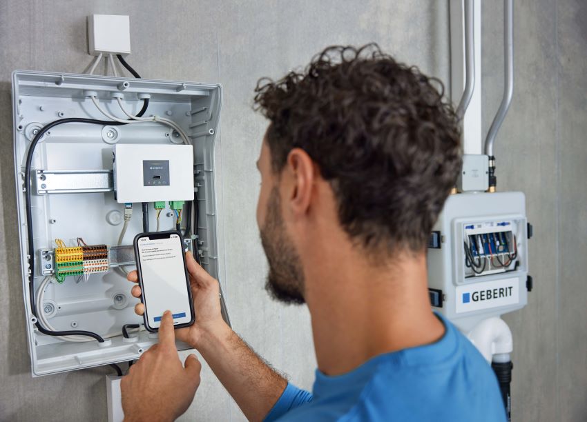 Die Haustechniker können sich über die Geberit Control...