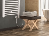 Als Elektro-Heizkörper ist Zehnder Dero mit dem werkseits eingebauten, spritzwassergeschütztem Heizstab Musa Eco ausgestattet. Mit der integrierten Tasten-Bedienung und der Displayanzeige lässt sich die Raumtemperatur flexibel und individuell regeln.<br />Bilder: Zehnder
