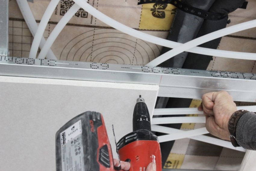 sowie die Installation der Deckenheizmodule