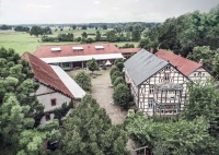 Für „Ein Ding der Möglichkeit“ fanden die Bauherren in Niedersachsen eine Heimat: Das weitläufige Gelände umfasst mehrere Gebäude, darunter auch ein Fachwerkhaus. 