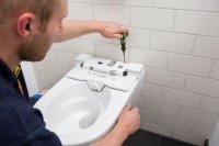 Am Ende kann man die Technikeinheit in die Keramik einlassen, befestigen, den Deckel draufsetzen und das Dusch-WC in Betrieb nehmen.