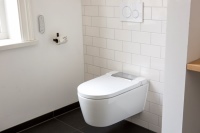 Die Betreiber von „Ein Ding der Möglichkeit“ sind sehr zufrieden mit der raschen und sauberen Installation ihrer Geberit AquaClean Sela Dusch-WCs und dem Geberit Rundum-Service.<br />Bilder: Geberit