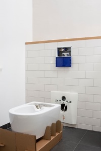 Dank einer Installationshilfe in der Verpackung lässt sich das Geberit AquaClean Dusch-WC gleich auf richtiger Höhe an die Wand schieben und festschrauben.  