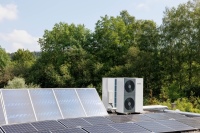 Das Dach des Bungalows bietet ausreichend Platz für eine PV-Anlage mit 20 kWp, sechs Solarthermie-Module und die Aufstellung der beiden Wärmepumpen.<br />Bild: varmeco<br /><br />