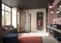 Zeitgenössisches Design im Badezimmer. Dank der Lieferzeitaktion können Kunden in kürzester Zeit moderne Loft-Optik in ihr Badezimmer bringen. Die Exklusiv 2.0 fügt sich mit der Kombination aus klarem Glas und Schwarzem Profil und Armaturen perfekt in zeitgenössische Designwelten ein.