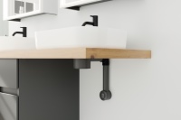 Die neue Einfachheit: Der innovative Siphon burgbad cleanFlow ist leicht und schnell zu installieren. Er ist außerdem besonders geruchsarm, hygienisch und reinigungsfreundlich – die optimale Lösung für überlauflochfreie Waschtische. Der von burgbad entwickelte Siphon versetzt die Geruchssperre weit nach oben, wo sie viel leichter sauber zu halten ist. <br />Bild: burgbad