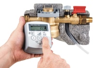 Die VE300S Behandlungseinheit bietet eine hochautomatisierte Steuerung für maximale Effizienz und Anlagenschonung. Leicht in bestehende Anlagen integriert, berechnet und überwacht es die Wasseraufbereitung mit den Nachfüllkombinationen NK300SE-SO und NK300SE-VE.<br />Bild: Resideo<br /><br /><br /><br />