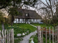 Im idyllischen Pommerholm in Norddeutschland wurde ein historisches Reetdachhaus aus dem Jahr 1866 liebevoll saniert.<br />Bild: Geberit