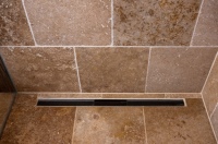 Die Geberit CleanLine80 Duschrinne in schwarzchrom gebürstet fügt sich harmonisch in das Konzept des Künstlers ein und überzeugt durch ihre Montagevorteile und Reinigungsfreundlichkeit.