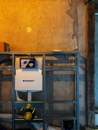 Das Duofix Element mit Power & Connect Box von Geberit sorgt für einen sicheren Stromanschluss am WC.