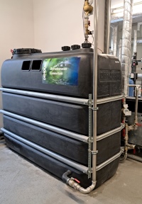 Das Betriebswasser wird bis zur Verwendung gespeichert. PE-Sammeltanks in schwarz schützen das Wasser vor Licht und UV-Strahlung, was Algenbildung verhindert.<br />Bilder: DEHOUST