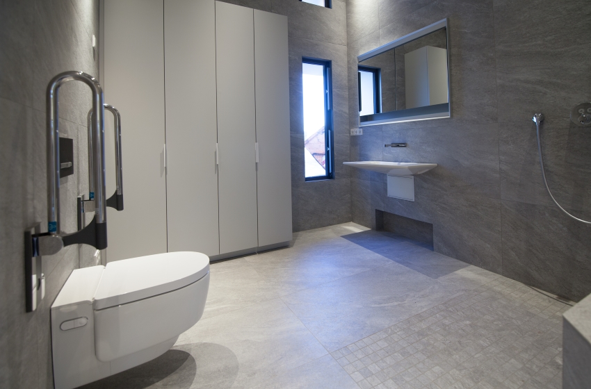 Der Sanitärbereich im Badezimmer wurde komplett mit...