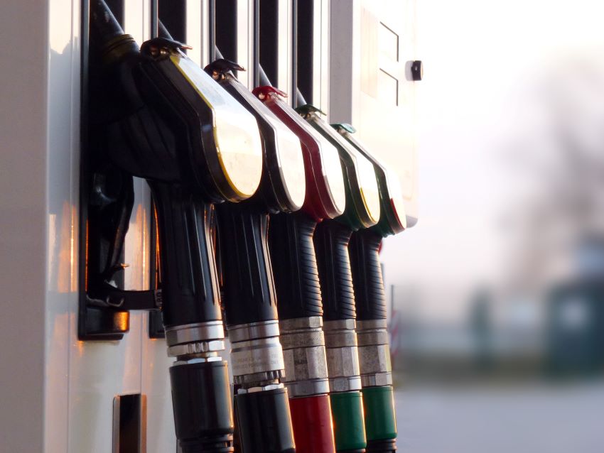 An der Tankstelle machen sich Änderungen der Ölpreise...