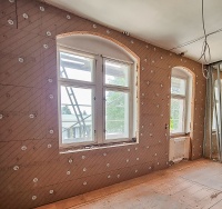Die Montage erfolgt einfach und trocken. Die mittels Nut und Feder miteinander verbundenen Platten werden mit patentierten, verstellbaren Stelldübeln an der Wand befestigt. Bild: UdiDämmsysteme