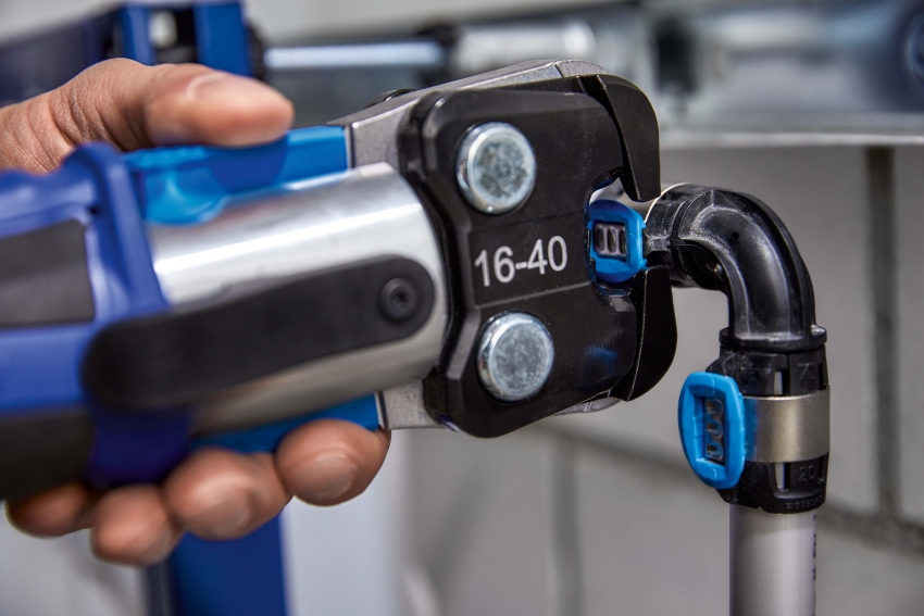 Die laterale Verpressung von Geberit FlowFit vermeidet...
