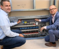 (von rechts) Investor Frank Sonnabend, Leiter Keyaccount-Management Paul Bartenstein (strawa Wärmetechnik GmbH) vor strawa Comfort Anschlussstation<br />Bilder: strawa Wärmetechnik