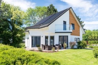 Dachflächen sollten optimal genutzt werden, um hohe Autarkie bei Strom und Wärme zu erreichen, idealerweise durch Kombination von Photovoltaik und Solarthermie. <br />Bild: Paradigma