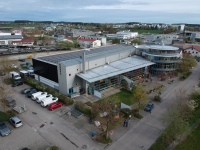 Etwa die Hälfte des pro Jahr im Kino verbrauchten Stroms stellt die PV-Anlage auf dem Dach und an der Fassade bereit, im Sommer kann das Kino sogar zu rund 85 Prozent autark vom Stromnetz betrieben werden.