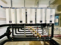 Die fünf parallel geschalteten Wärmepumpen werden monoenergetisch bivalent betrieben und erzeugen aus PV-Strom und der Wärme der Umgebungsluft Warm- und Kaltwasser.